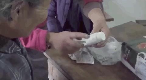 DƬ